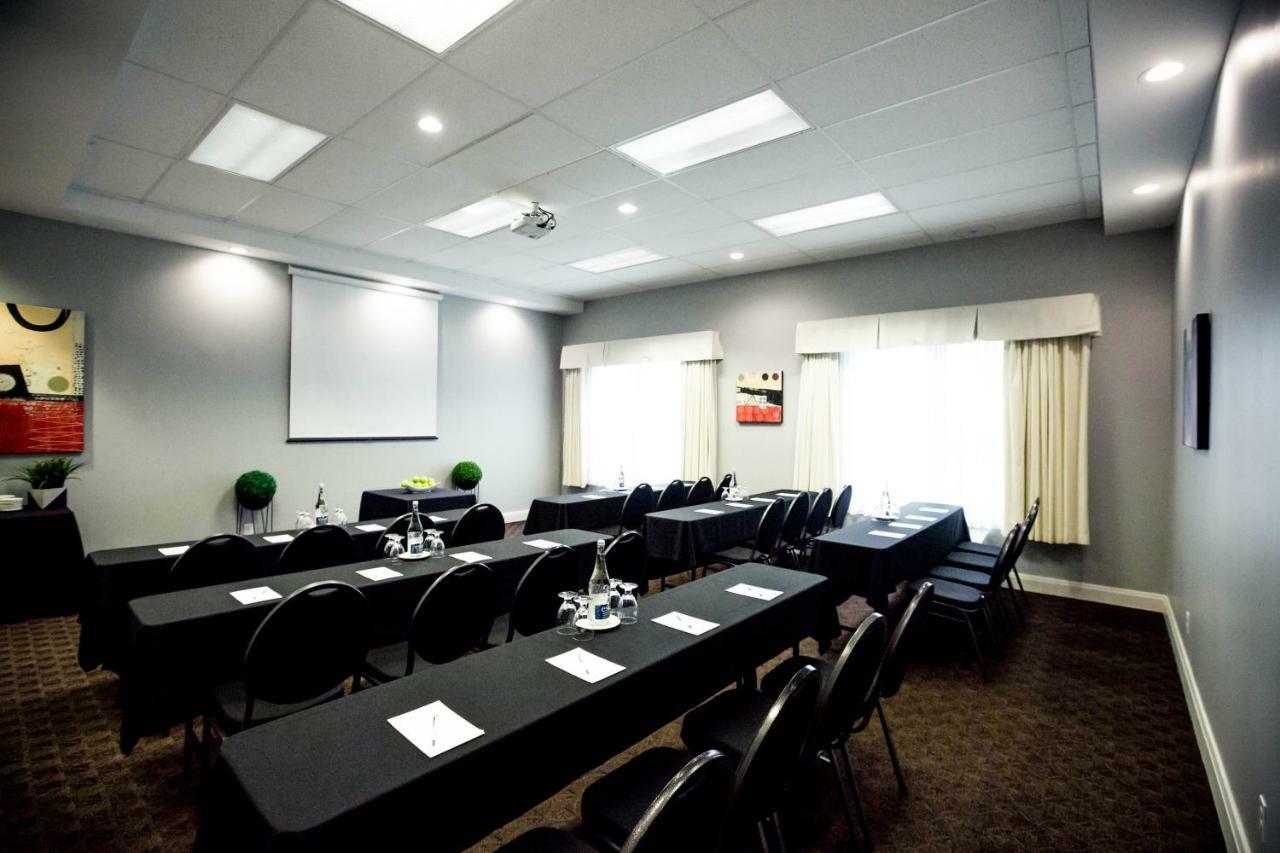 Cambridge Hotel And Conference Centre Εξωτερικό φωτογραφία